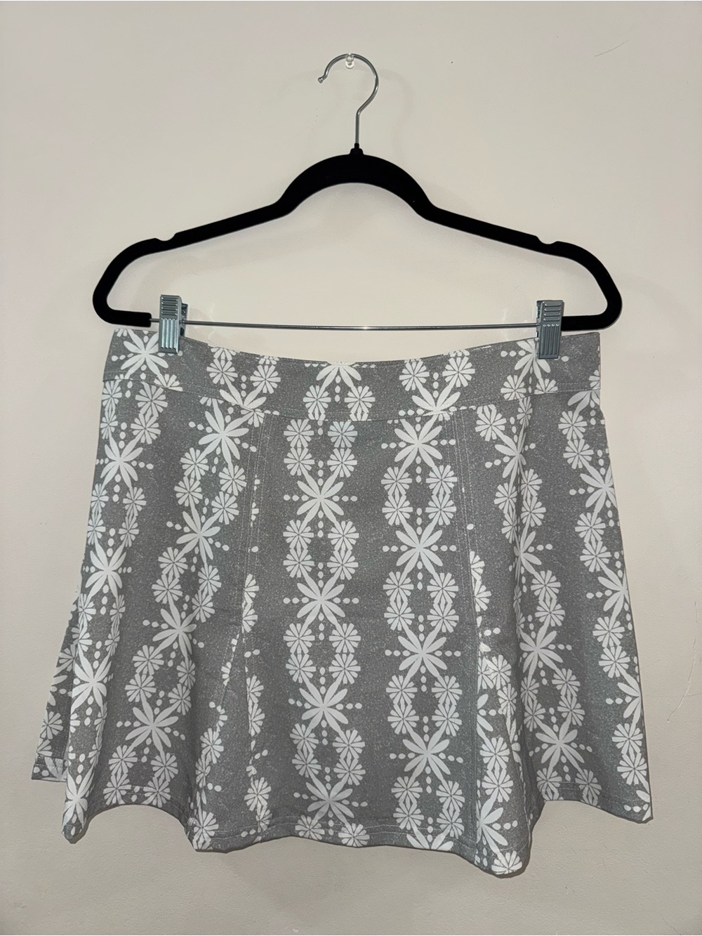 RipSkirt Hawaii Gray & White Floral Wrap Skirt